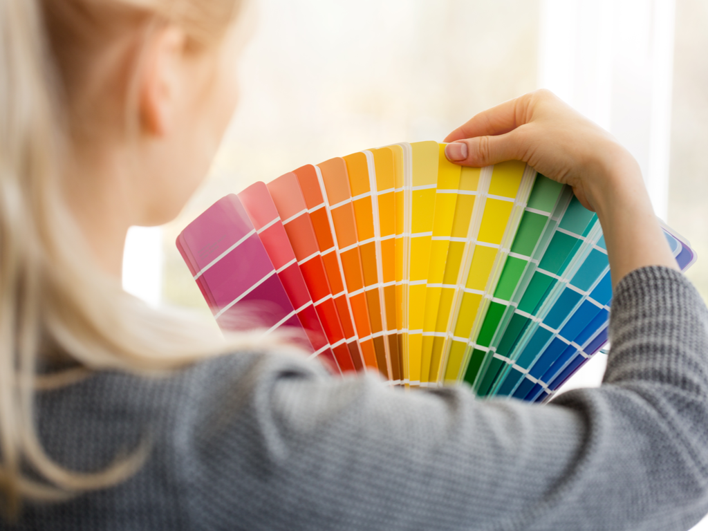 Mulher segurando paleta de cores de tinta
